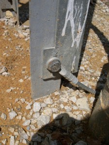 Liaison du câble cuivre au pylône Liaison du câble cuivre au pylône